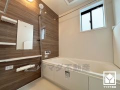 1日の疲れを癒す浴室でゆったりリフレッシュ。小窓が付いているので明るく、こもりがちな湿気もすぐ取り除くことができます。