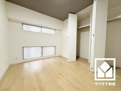 約6帖の洋室です。全居室に収納がございますので、お部屋の広さを最大限に活用できます。