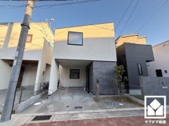 キッチンの向かいにはパントリーもあり、食品のストックや食器等もすっきり片付けることができます。