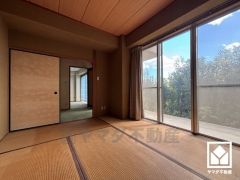 陽光がたっぷり差し込む洗練された和室。温かみのある畳のスッキリとしたデザインが、暮らしを心地よく彩ります。