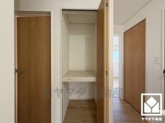 2階ホールにも複数の収納スペースがあり、住空間を広々お使いいただけます。