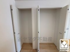 キッチン横にはパントリーがございます。まとめ買いしても心配要らずの収納力です。