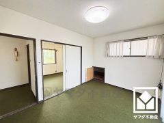 防音性、保温性に優れたカーペット敷き詰めの洋室。防滑性、クッション性も高く、お子様のお部屋としてもお勧めです。
