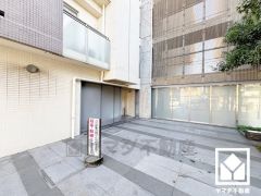 室内洗濯機置場がございますので、天候に左右されず洗濯していただけます。隣に収納スペースがあるので消耗品などをスッキリ置けるのも嬉しいポイント。