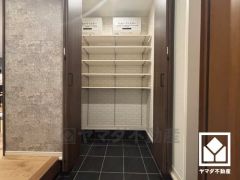 玄関にはたっぷりの収納スペースを完備。靴やベビーカー、アウトドア用品まですっきり収まり、いつでも整った空間に。