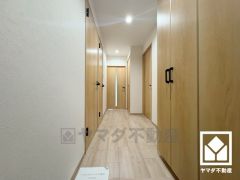 シンプルで洗練された玄関スペース。帰るたびにホッとできる、心地よい住まいの入り口。