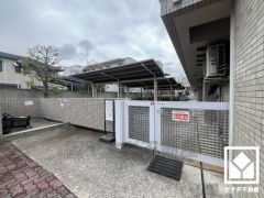 駐輪場・バイク置き場の出入口には門扉が設置されており、盗難やいたずらを防止します。