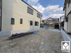 東側に県道606号線が通っており、名神高速道路・阪神高速道路と繋がる豊中インターチェンジも下道で10分圏内で、車での移動もしやすい立地です。