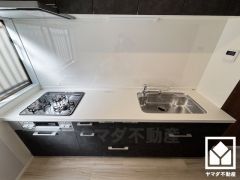 使いやすさとデザイン性を両立。落ち着いたモノトーンテイストが魅力のシステムキッチンです。