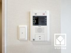 突然の来訪時でも安心なモニター付きインターホンを完備。お留守番中のお子様でも簡単に来訪者の確認ができます。