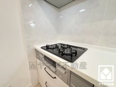 毎日の料理がもっとスムーズに。便利な3口コンロ付きキッチン。