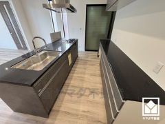 ご家族やお客様とのコミュニケーションが弾む開放的なアイランドキッチンで、複数人での作業もラクラク。配膳や片付けがしやすく、お料理中でもお子様の様子が分かって安心です。