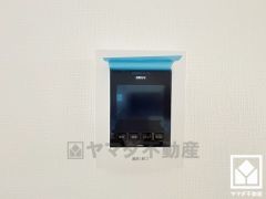 突然の来訪時でも安心なモニター付きインターホンを完備。お留守番中のお子様でも簡単に来訪者の確認ができます。