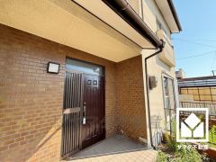 欄間や袖の窓から光が差し込み、外出時にも帰宅時にも、明るい気持ちになれる玄関です。