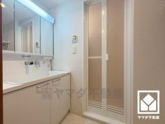 小さなお子様のお風呂上りもこのスペースがあればゆったりとして頂けます。室内洗濯機置場がございますので、天候に左右されず洗濯していただけます。