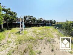 敷地内には遊具が設置された公園がございます。子育て世帯の方にもお勧めです。
