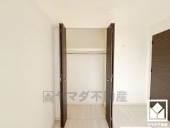 約6帖の洋室です。全居室に収納がございますので、お部屋の広さを最大限に活用できます。