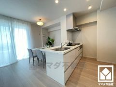 フラットタイプのカウンターキッチンなので配膳や片付けがしやすく、お料理中でもお子様の様子が分かって安心です。