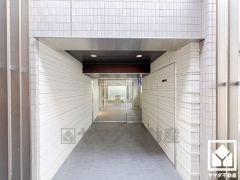 エントランスから始まる、快適な暮らし。オートロック完備の防犯性とデザイン性を両立した、安心の住まい。