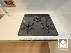 家族のごはん作りがはかどる。同時調理ができる3口コンロ付き