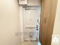 白を基調とした明るい玄関で、毎日を爽やかにスタート。清潔感あふれる空間が、訪れる人々を温かく迎えます。