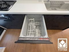 毎日の家事の負担を軽減でき、省エネにもなる食器洗乾燥機付き。
