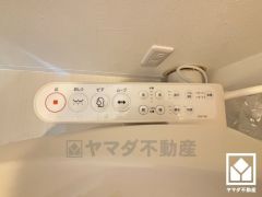 温水洗浄便座付きで、季節を問わずいつでも温かい便座をお使いいただけます。