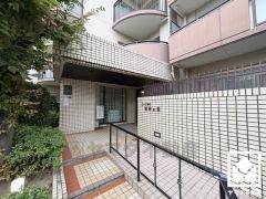 広々とした明るいエントランス。綺麗に整備されており、帰宅時や来客時にも気持ちの良い空間です。