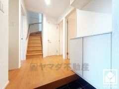 シンプルで洗練された玄関スペース。帰るたびにホッとできる、心地よい住まいの入り口。