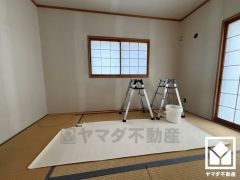 約6.5帖の1階和室です。陽光がたっぷり差し込む洗練された和の空間。温かみのある畳のスッキリとしたデザインが、暮らしを心地よく彩ります。