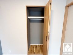 クローゼットは奥行きがあるので、収納力も申し分ありません。お洋服はもちろん、スーツケースなどの大物もしっかり収納できます。
