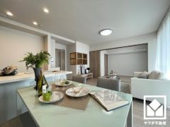 広々15.6帖のLDKが魅力。家族全員がリラックスできる、ゆったりとした快適リビングで温かい団らんの時間を。