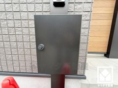 スッキリとしたスタイリッシュなデザインのダイヤル錠付きポストが設置されています。