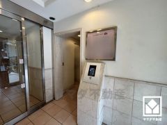 安心と快適を兼ね備えたエントランス。オートロック＆宅配ボックス完備で、暮らしの利便性を高めます。ご成約でヤマダポイントプレゼント中です。お問合せお待ちしております。