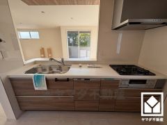 カウンターキッチンなので配膳や片付けがしやすく、お料理中でもお子様の様子が分かって安心です。家族のごはん作りがはかどる、同時調理ができる3口コンロ付き。