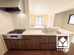 カウンターキッチンなので配膳や片付けがしやすく、お料理中でもお子様の様子が分かって安心です。毎日の料理がもっとスムーズになる、便利な3口コンロ付き。