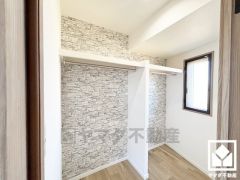 収納力豊富なウォークインクローゼット付き。お洋服はもちろん、スーツケースなどの大物もしっかり収納できます。