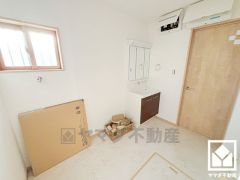 小さなお子様のお風呂上りもこのスペースがあればゆったりとして頂けます。室内洗濯機置場がございますので、天候に左右されず洗濯していただけます。