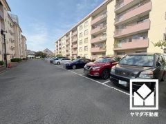 敷地内に駐車場を完備。重い荷物や雨の日の移動もスムーズで、快適なカーライフを実現。空き状況等は弊社スタッフまでお気軽にお問い合わせください。