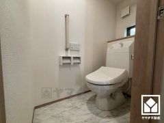 トイレが1階と2階にあるので、朝の忙しい時間にも混雑せず快適です。温水洗浄便座付きで、季節を問わずいつでも温かい便座をお使いいただけます。