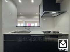 対面式キッチンなのでお料理中でもお子様の様子が分かって安心です。毎日の料理がもっとスムーズになる、便利な3口コンロ付き。