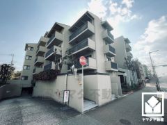 敷地内に駐車場を完備（月額17500円～19500円）。出入口は防犯性に優れたリングシャッター付き。空き状況等は弊社スタッフまでお気軽にお問い合わせください。