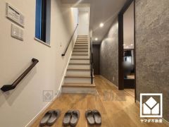 シンプルで洗練された玄関スペース。帰るたびにホッとできる、心地よい住まいの入り口。玄関や階段には手すりが設置されています。バリアフリーにも配慮された、家族みんなが過ごしやすい住宅です。