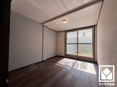 約4.9帖の洋室です。テラス・専用庭につながるお部屋で、通風・陽当たり良好。