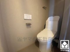 明るく清潔感溢れるトイレです。
