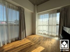 全室バルコニーに繋がるお部屋となっております。風通しが良く、明るい陽光がたっぷり差し込む心地よい生活空間です。