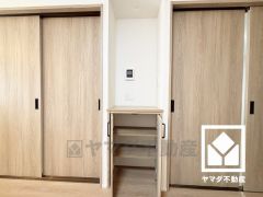 リビングにも収納がございます。広々としたカウンターはインテリアスペースや電話台などとしてもご利用いただけます。