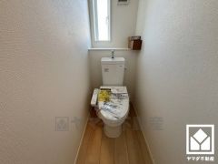 明るく清潔感溢れるトイレです。トイレが1階と2階にあるので、朝の忙しい時間にも混雑せず快適です。