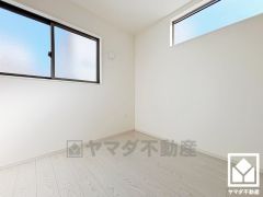 2面採光。柔らかな光が差し込み、明るく過ごしやすいお部屋となっております。