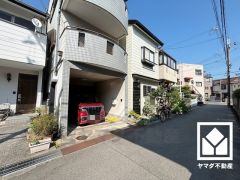 客間にも、ワークスペースにも、家族のくつろぎ空間にも。自由に使える和室がございます。